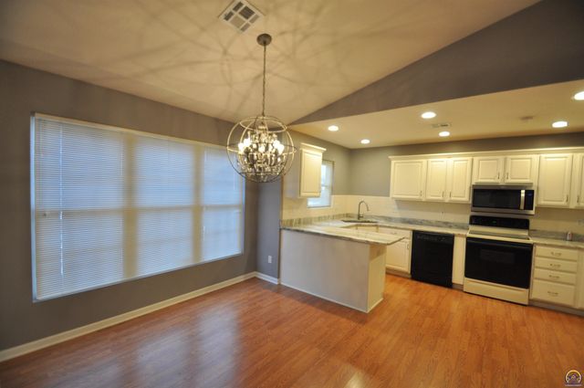 5822 SW Sterling LN, Topeka, KS 66604