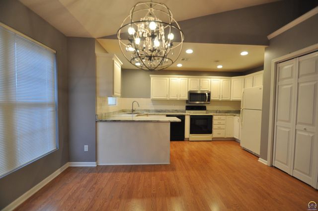 5822 SW Sterling LN, Topeka, KS 66604