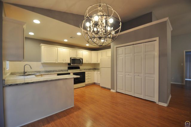 5822 SW Sterling LN, Topeka, KS 66604