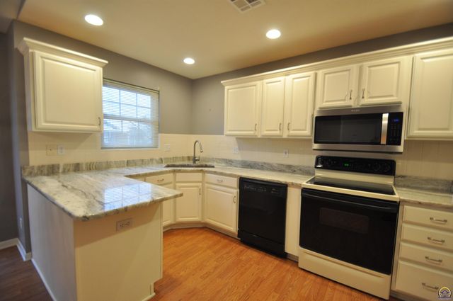 5822 SW Sterling LN, Topeka, KS 66604