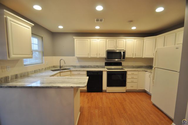 5822 SW Sterling LN, Topeka, KS 66604