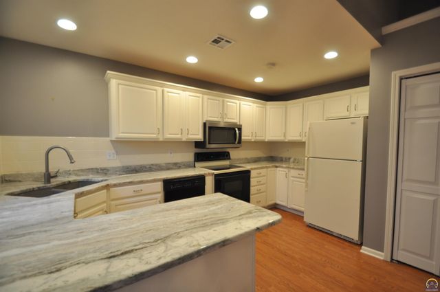 5822 SW Sterling LN, Topeka, KS 66604