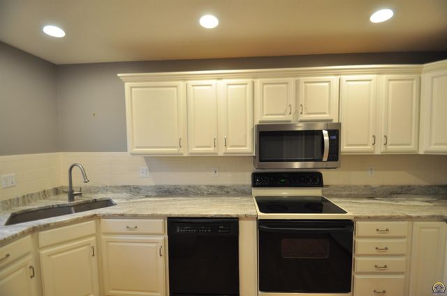 5822 SW Sterling LN, Topeka, KS 66604