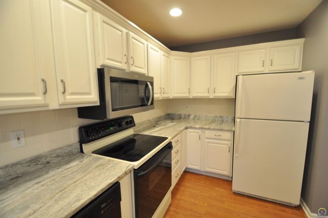 5822 SW Sterling LN, Topeka, KS 66604