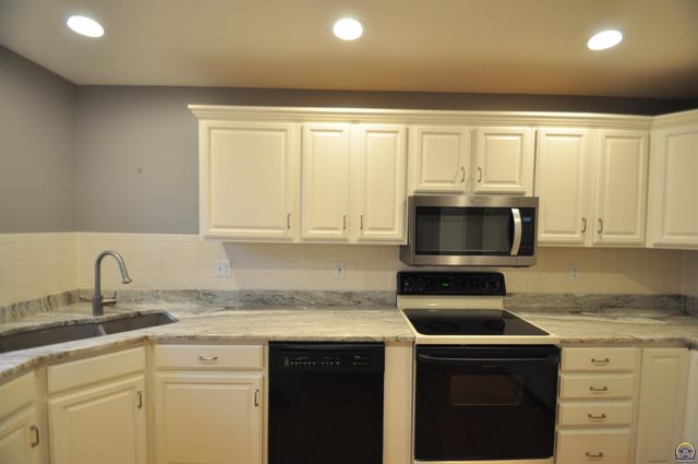 5822 SW Sterling LN, Topeka, KS 66604