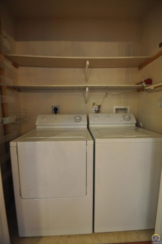 5822 SW Sterling LN, Topeka, KS 66604