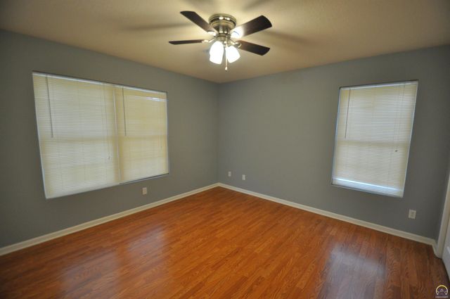 5822 SW Sterling LN, Topeka, KS 66604