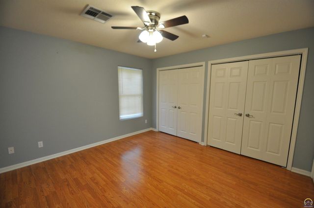 5822 SW Sterling LN, Topeka, KS 66604