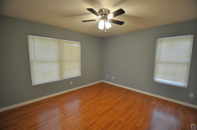 5822 SW Sterling LN, Topeka, KS 66604