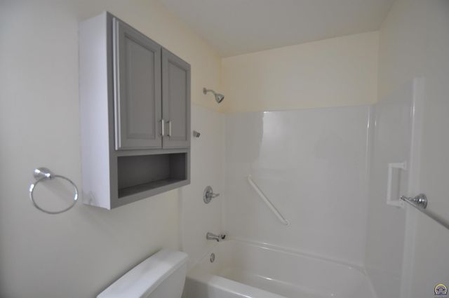 5822 SW Sterling LN, Topeka, KS 66604