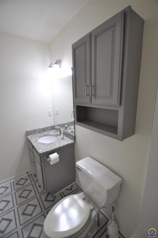 5822 SW Sterling LN, Topeka, KS 66604