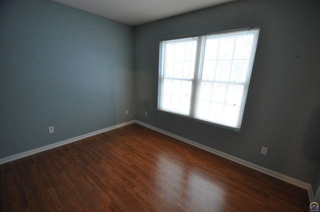 5822 SW Sterling LN, Topeka, KS 66604