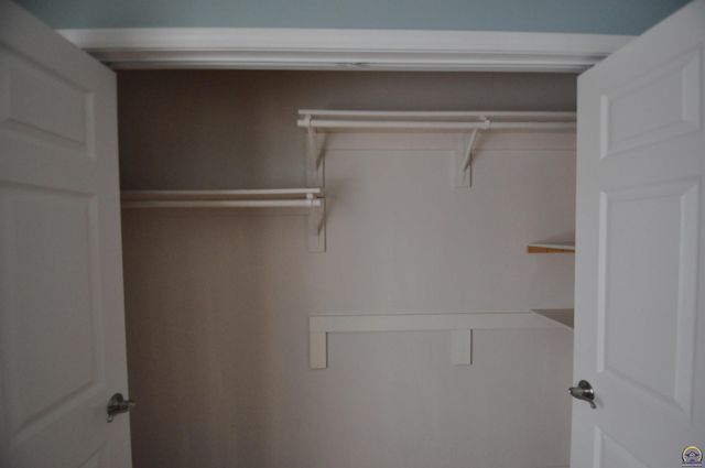 5822 SW Sterling LN, Topeka, KS 66604