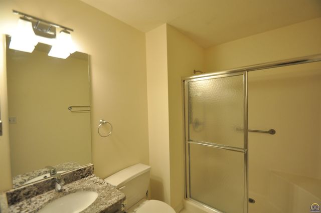 5822 SW Sterling LN, Topeka, KS 66604