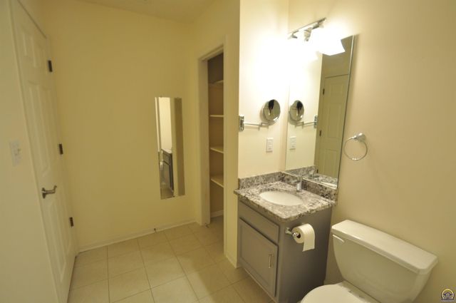 5822 SW Sterling LN, Topeka, KS 66604