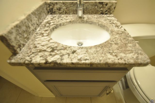 5822 SW Sterling LN, Topeka, KS 66604