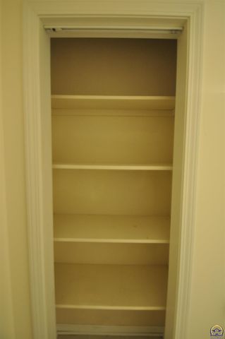 5822 SW Sterling LN, Topeka, KS 66604