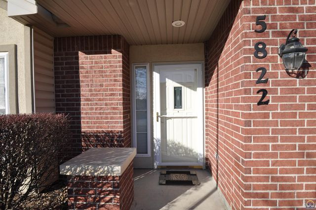 5822 SW Sterling LN, Topeka, KS 66604