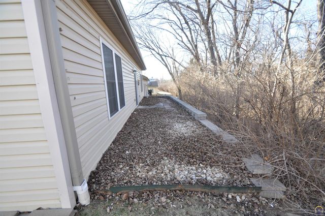 5822 SW Sterling LN, Topeka, KS 66604