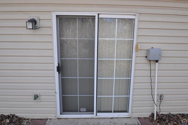 5822 SW Sterling LN, Topeka, KS 66604