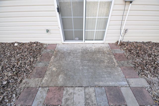 5822 SW Sterling LN, Topeka, KS 66604