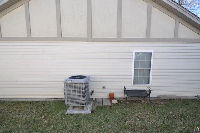 5822 SW Sterling LN, Topeka, KS 66604