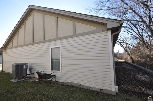 5822 SW Sterling LN, Topeka, KS 66604