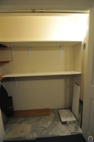 5822 SW Sterling LN, Topeka, KS 66604