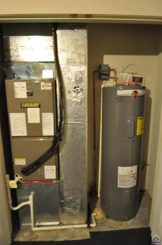 5822 SW Sterling LN, Topeka, KS 66604