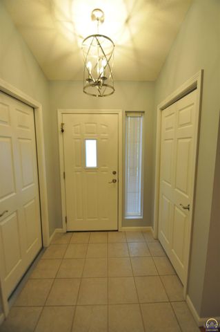 5822 SW Sterling LN, Topeka, KS 66604