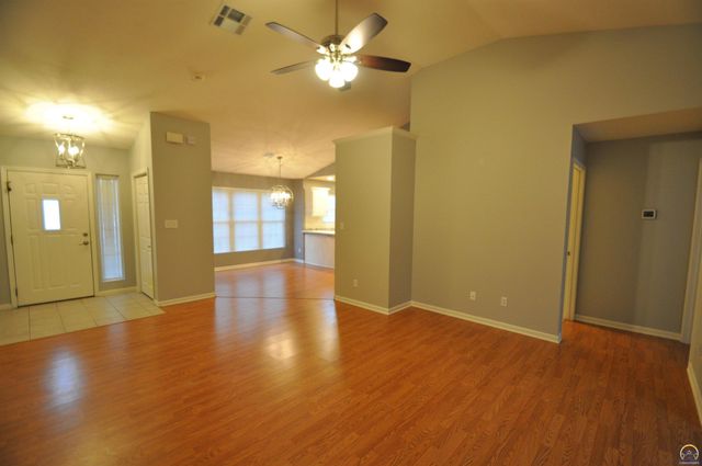 5822 SW Sterling LN, Topeka, KS 66604