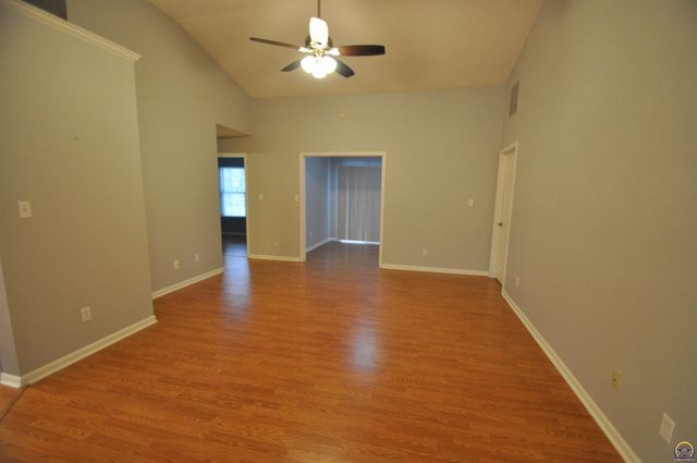 5822 SW Sterling LN, Topeka, KS 66604