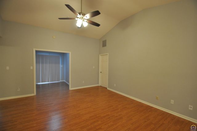 5822 SW Sterling LN, Topeka, KS 66604