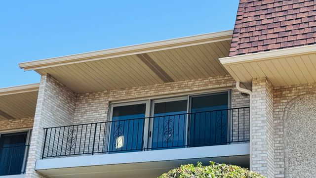 9004 Del Prado Drive 2N, Palos Hills, IL 60465