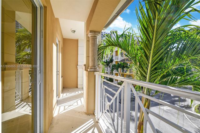 2707 NE 184th Ter, Aventura, FL 33160