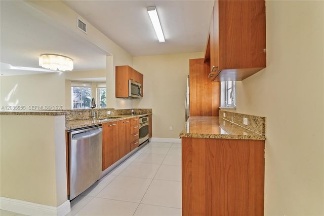 2707 NE 184th Ter, Aventura, FL 33160
