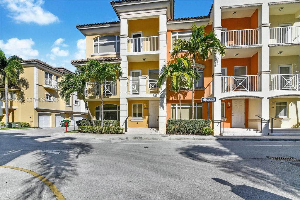 2707 NE 184th Ter, Aventura, FL 33160