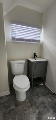 1713 N 5TH Street, Clinton, IA 52732