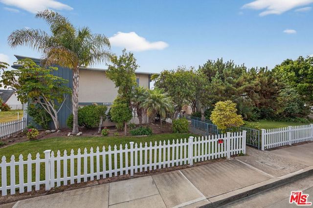 180 Holly Avenue, Carpinteria, CA 93013