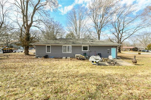 100 NW 22nd Street, Blue Springs, MO 64015