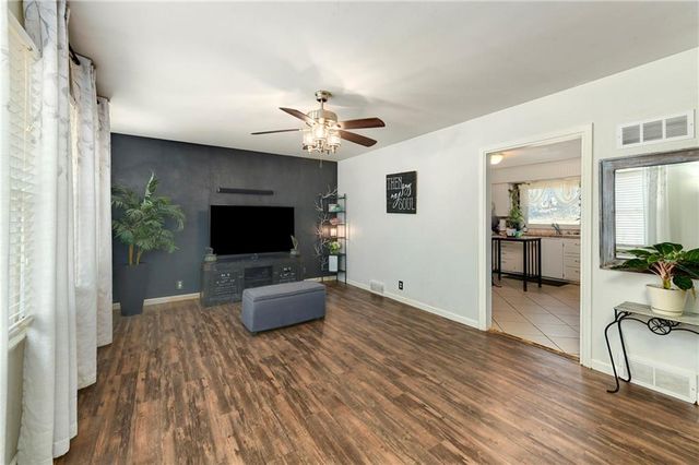 100 NW 22nd Street, Blue Springs, MO 64015