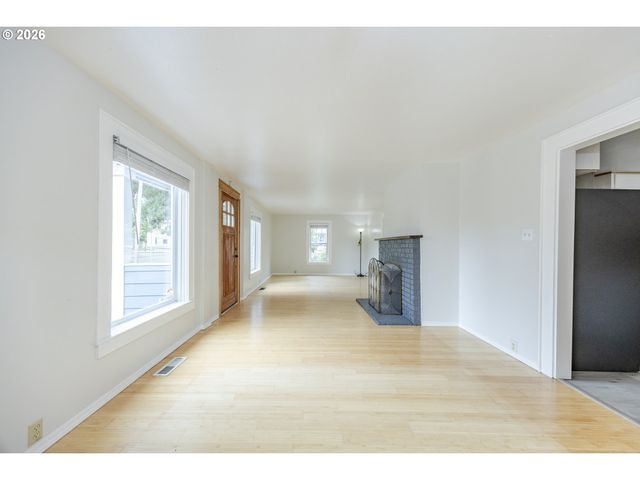 1270 SUMMER St Ne, Salem, OR 97301