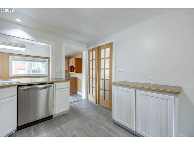 1270 SUMMER St Ne, Salem, OR 97301