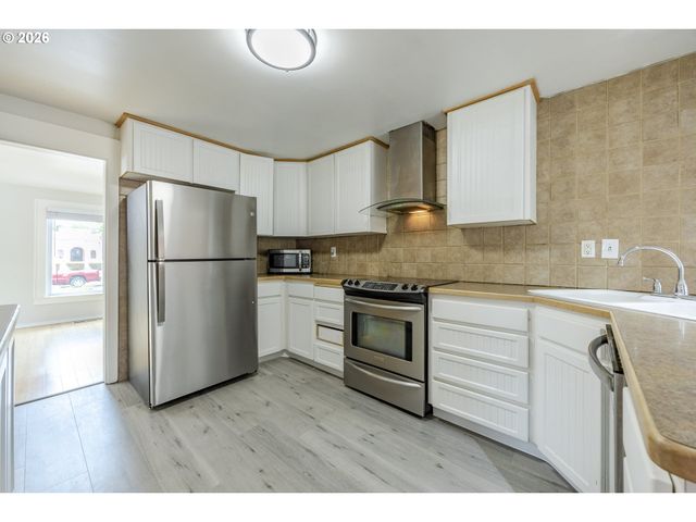 1270 SUMMER St Ne, Salem, OR 97301