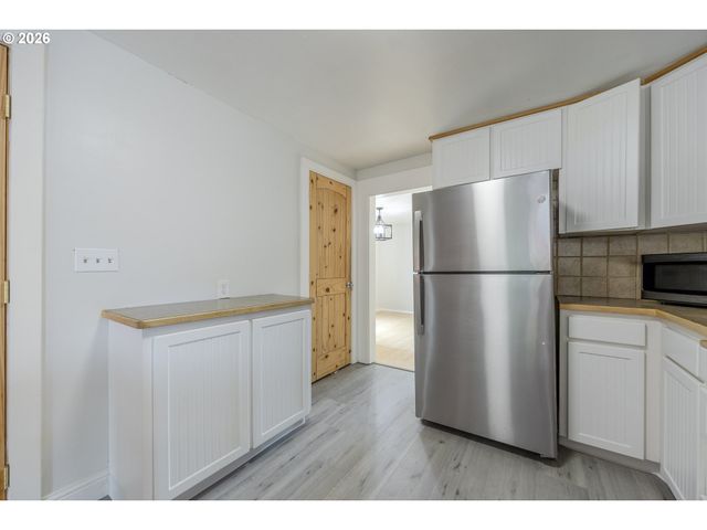 1270 SUMMER St Ne, Salem, OR 97301