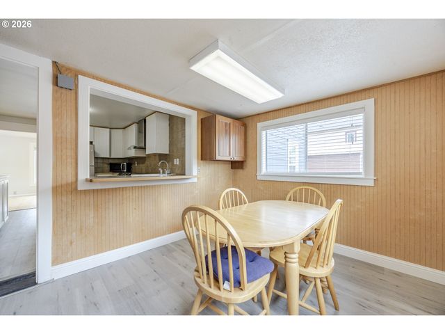1270 SUMMER St Ne, Salem, OR 97301