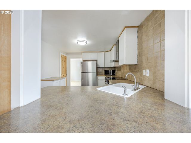 1270 SUMMER St Ne, Salem, OR 97301