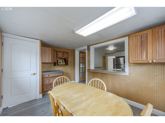 1270 SUMMER St Ne, Salem, OR 97301