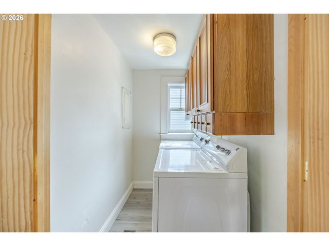 1270 SUMMER St Ne, Salem, OR 97301
