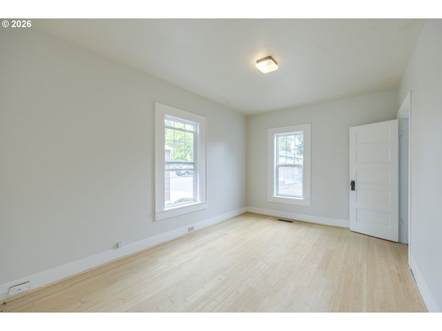 1270 SUMMER St Ne, Salem, OR 97301